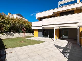 Miete Reihenhaus in Calle de san enrique de ossó 503. Chalet adosado de 3 dormitorios y 3 baños, con jardín de 240 m2
