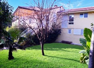 Rent Towny house in Paseo de los parques 27. Chalet pareado de 4 dormitorios y 2 baños, con 200 m2 de jardín