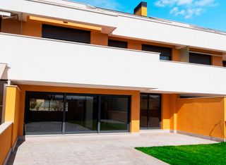 Affitto Casa bifamiliare in Calle de san enrique de ossó 445. Chalet adosado de 3 dormitorios y 3 baños, con parcela de 170 m2