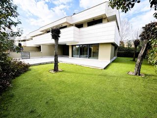 Location Maison jumelée  Calle de san enrique de ossó 481. Chalet pareado de 5 dormitorios en urbanización cerrada con vigi