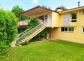Miete Doppelhaus  Paseo de los parques 27. Chalet de 3 dormitorios y 2 baños, con 200 m2 de jardín.