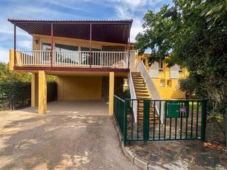Location Maison jumelée à Paseo de los parques 38. Chalet de 4 dormitorios y 2 baños con jardín de 200 m2, en urb.