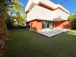 Location Maison jumelée à Calle de san enrique de ossó 535. Chalet pareado de 3 dormitorios más buhardilla con baño y terraz