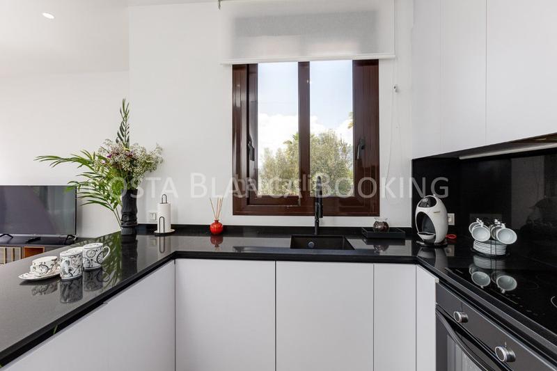 Foto 4ac27e66-ea23-4342-82cf-5e0b5b97b78f. Xalet amb calefacció aparcament piscina a Finestrat pueblo Finestrat