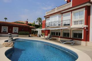 Xalet en Pueblo-Ubanizaciones. Chalet en venta en urbanizaciones, 9 dormitorios.