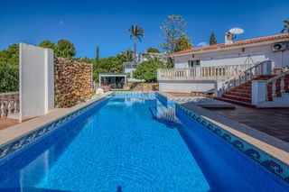 Xalet  Calle gessami. Elegante villa de una sola planta con piscina, garaje para 4 coc