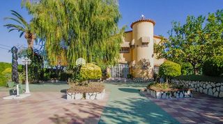 Chalet  Calle morena. Exclusiva villa independiente con gran parcela, piscina privada