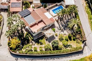 Casa  Calle calle thor. Villa reformada de una sola planta con amplia parcela llana y pi