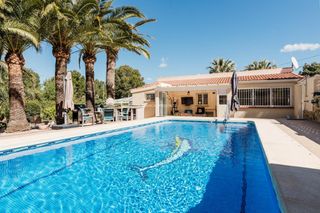 Haus  Calle calle thor. Villa reformada de una sola planta con amplia parcela llana y pi