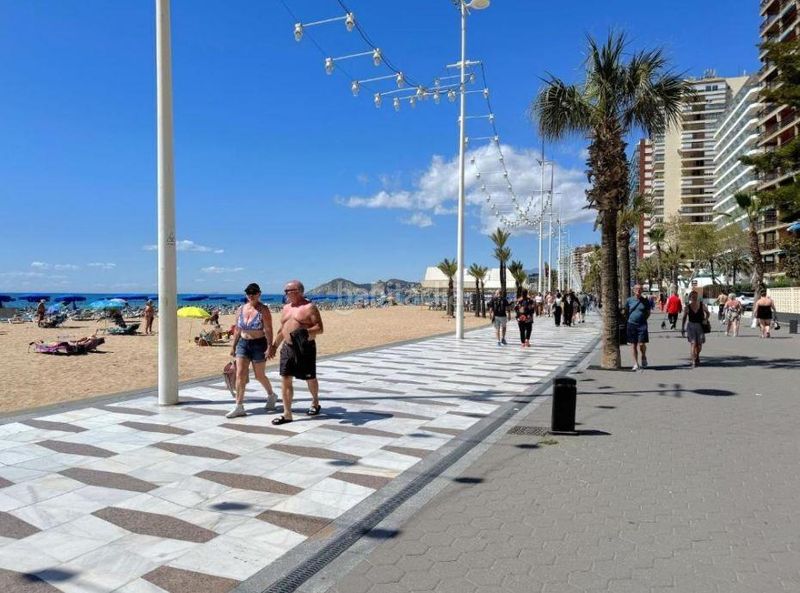 Foto c73084f3-a84d-43e3-b86f-f9c539316702. Estudi amb aparcament a Playa Levante Benidorm
