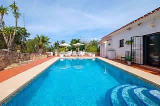 Casa  Calle merla. Moderna villa reformada en una exclusiva zona de albir