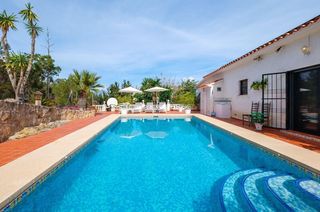 Casa  Calle merla. Moderna villa reformada en una exclusiva zona de albir
