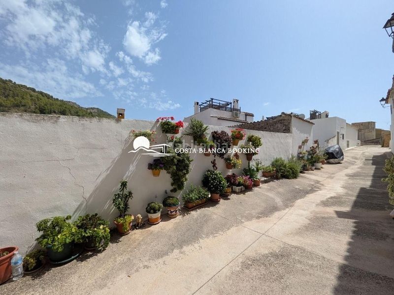 Foto 2c98e970-05fa-4368-9055-51e1d131c255. Casa casita con encanto con impresionantes vistas a la montaña en Bolulla