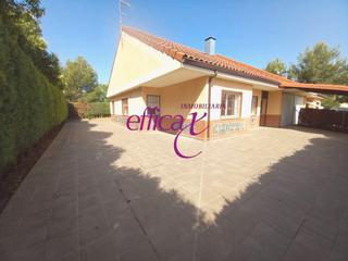 Maison en Novs. Precioso chalet pareado en campo de golf noves