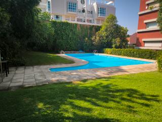 Appartement à Calle de arturo soria 188. Piso en urbanización con terraza, piscina, 2 plazas de garaje y