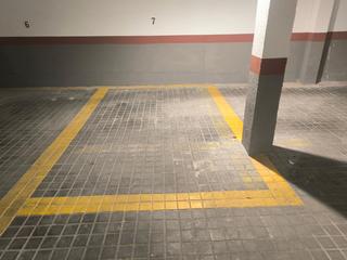 Aparcament cotxe a Calle de almansa 69. Plaza garaje para coche pequeño