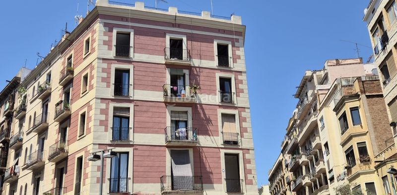 Foto 61a7f84f-b65f-42d4-8934-f066427c2a7c. Pis a Raval Barcelona