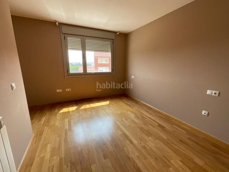 Foto 2e6bee5a-eec8-4efe-bab5-3da8babf044b. Casa aparellada amb aparcament a Astorga