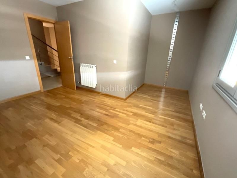Foto db5fa0d4-8225-49ad-a1fa-e4e73c713276. Casa aparellada amb aparcament a Astorga