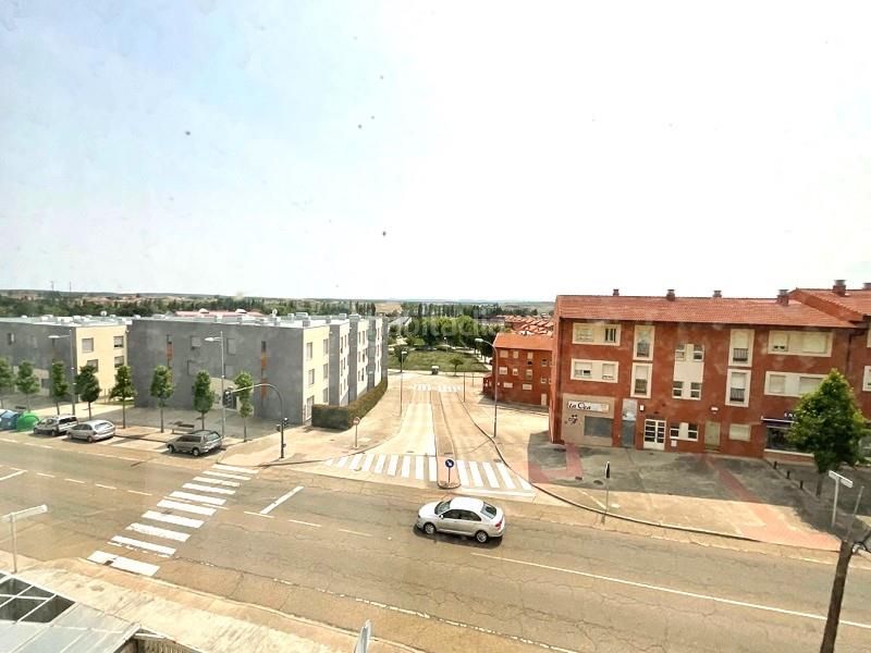 Foto dbd38644-ff1b-4d19-8a3c-f8fb5fcff6f4. Casa aparellada amb aparcament a Astorga