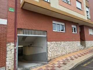 Aparcament cotxe a Villaquilambre