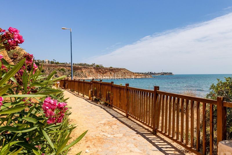 Foto 406f7ee7-3e7d-4740-a87e-7a6ce93a8a49. Xalet amb calefacció aparcament piscina a Lomas de Cabo Roig - Los Dolses Orihuela