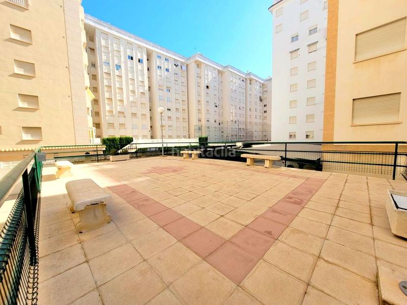 Foto 96bd99e9-fb0e-4d8a-a303-ac56ca9b2d6e. Alquiler apartamento en plaça de la rosa dels vents 20 alquiler temporada sep a junio estudiantes 2 habitaciones , 1 baño, cocina, terraza piscina en Gandia