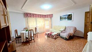 Miete Etagenwohnung  Carrer abat solà. Alquiler anual 3 habitacionesposibilidad de una 4 , 2 baños, coc