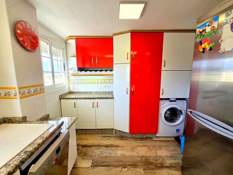 Foto c15af60c-bbd5-4265-9bf3-cdd4b7af65a8. Apartamento en calle de la devesa 7 atico playa reformado 3 habitaciones, 2 baños, salon , gran terraza, garaje, jardin, piscina y tenis en Gandia
