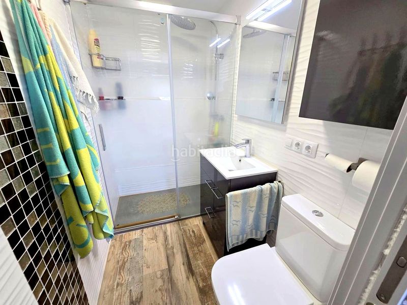 Foto d8f68dff-ff4b-40c0-8110-22bb204fc31f. Apartamento en calle de la devesa 7 atico playa reformado 3 habitaciones, 2 baños, salon , gran terraza, garaje, jardin, piscina y tenis en Gandia