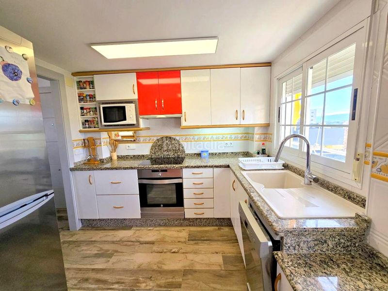 Foto e6c75de3-cc49-439d-8b23-92d1be5fedf5. Apartamento en calle de la devesa 7 atico playa reformado 3 habitaciones, 2 baños, salon , gran terraza, garaje, jardin, piscina y tenis en Gandia