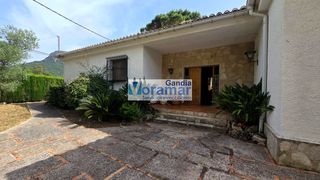 Affitto Casa  Avinguda del ponent. Chalet en alquiler para todo el año