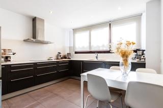 Maison jumelée à Centre. Descubre tu nuevo hogar en el corazón de sabadell!