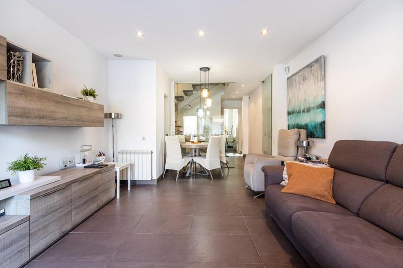 Foto c8b38516-8428-4db6-bd1f-720b29765a36. Casa adosada descubre tu nuevo hogar en el corazón ! en Sabadell
