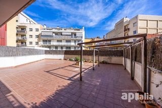Rez-de-chauss�e  Carrer puig i cadafalch de. Patio de 115m2 a pie de comedor!!