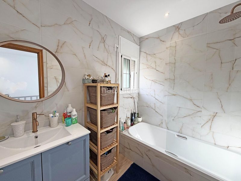 Foto 1221a1e8-0bc2-49cd-b5d8-f3730c1edb0c. Casa aparellada amb calefacció aparcament a Gràcia Sabadell