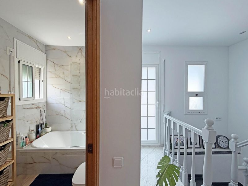 Foto dbdb45ca-4e20-499a-a748-bb70a011cdc0. Casa aparellada amb calefacció aparcament a Gràcia Sabadell