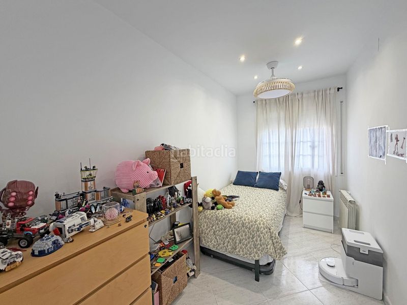 Foto efc5b0dd-4c05-496b-9b70-c74e0b0fc51f. Casa aparellada amb calefacció aparcament a Gràcia Sabadell