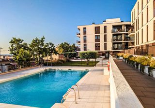 Appartement dans Serra d'en Camar�. Magn�fica planta baja seminueva con amplia terraza y zona comuni