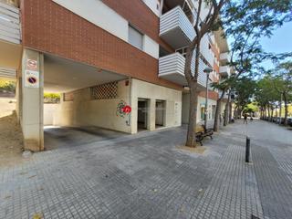 Lloguer Local Comercial  Països catalans. Local de 120 m2 delante de la zona educacional sescelades