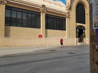 Location Local commercial  Calle govern.gonzalez. Local de 90 m2 al lado del mercat central. alquiler negociable.