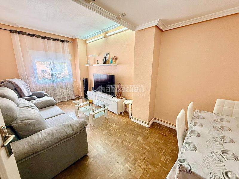 Foto cd3fd4b3-6fde-4102-aecc-4a07d84fcb3b. Piso  en venta en Almendrales Madrid