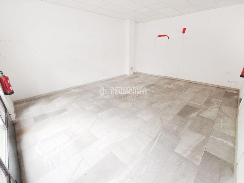 Foto c121fc27-ada5-4b4d-883f-2537902c1556. Local comercial a Pradolongo Madrid