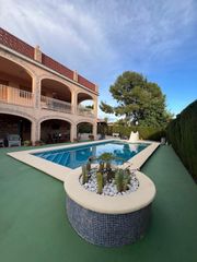 Casa a Urbanizaciones. Enorme chalet en una zona ideal de la nucia