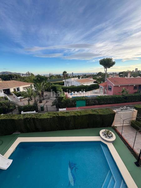 Foto 9f50919b-9f5f-47f4-8d71-787a1fc3aab1. Casa amb aparcament a Urbanizaciones Benidorm