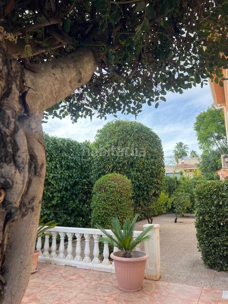 Foto b74c6798-ad35-4749-b9f6-0cab1a15a591. Casa amb aparcament a Urbanizaciones Benidorm