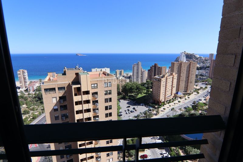 Foto 4ce6af93-3b9b-4942-b11e-db6ba337aa00. Pis amb piscina a Playa Poniente Benidorm