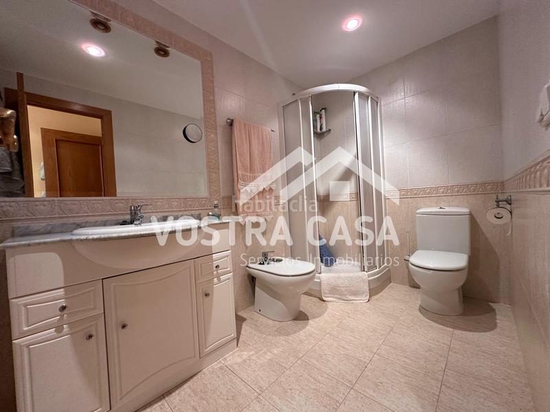 Foto 8a98aa86-438b-4c83-9e93-d9545c24d9eb. Pis a fuente flores a Requena