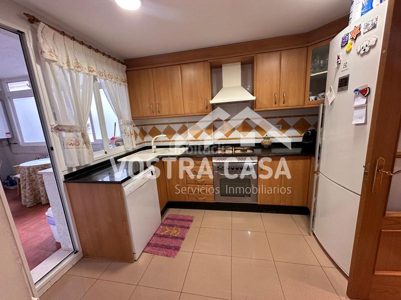 Foto b5d13703-0580-45b0-ae17-01faa9d7e380. Pis a fuente flores a Requena