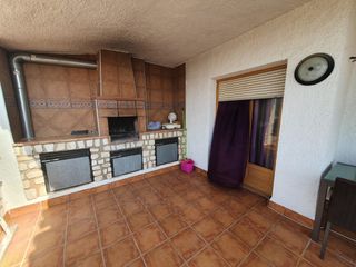 Casa in Carrer de navarra 13. Amplio piso con local con licencia